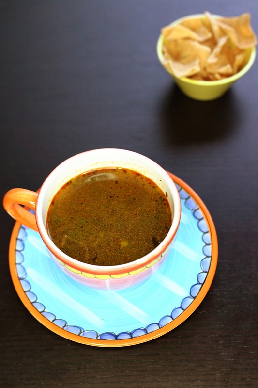 Indiase soep met tuinerwten en spinazie