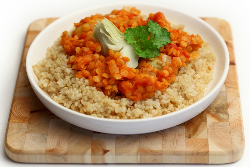 Rode linzen stoofpot met artisjokhart en quinoa