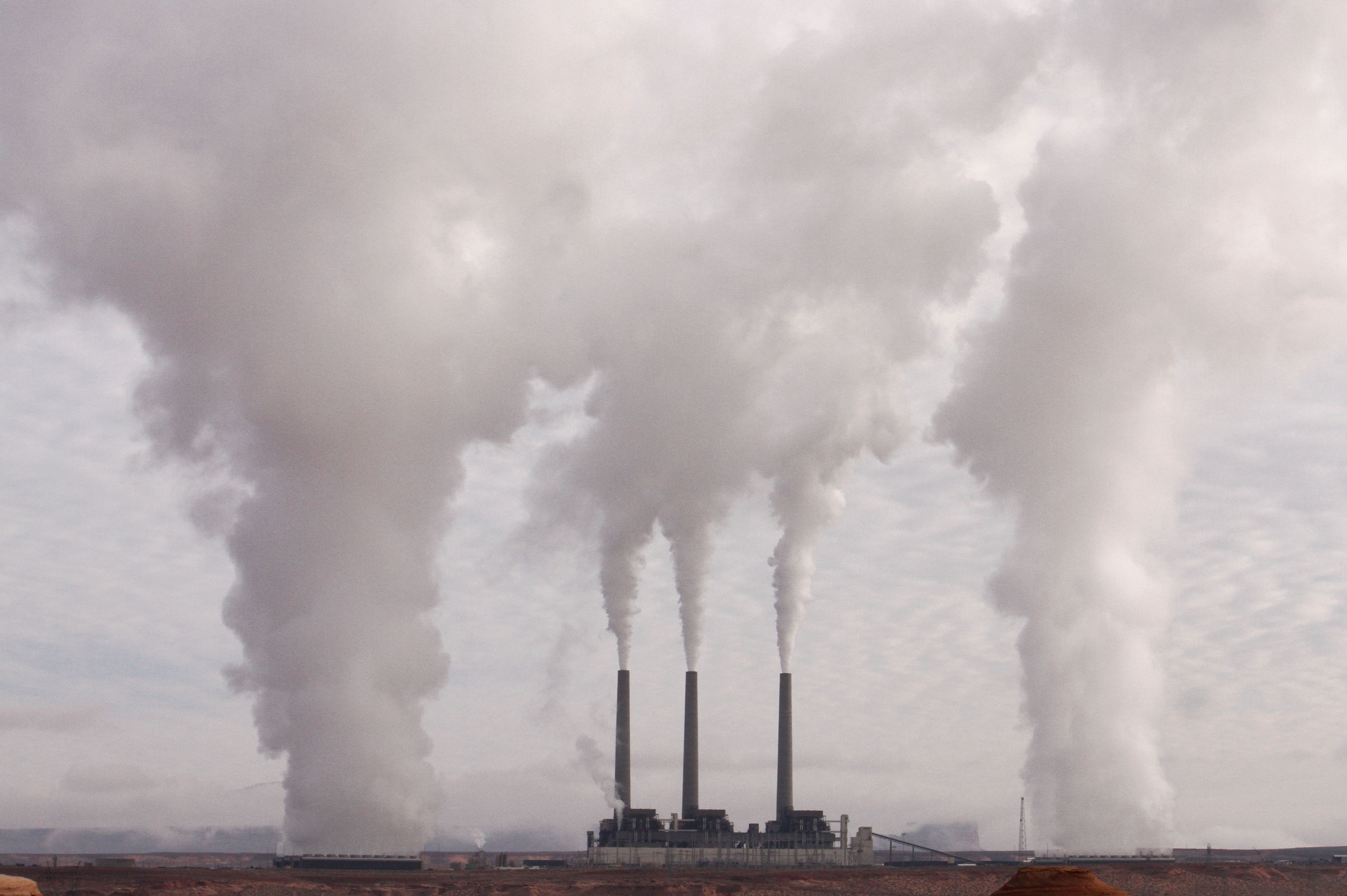 Химические загрязнения окружающей среды азотом. Загрязнение воздуха. Выбросы в атмосферу. Фабрики загрязняют воздух. Газообразные выбросы в атмосферу.