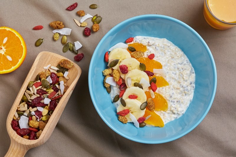 Overnight oats met yoghurt en fruit