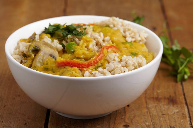 Thaise gele curry met rode linzen en groenten