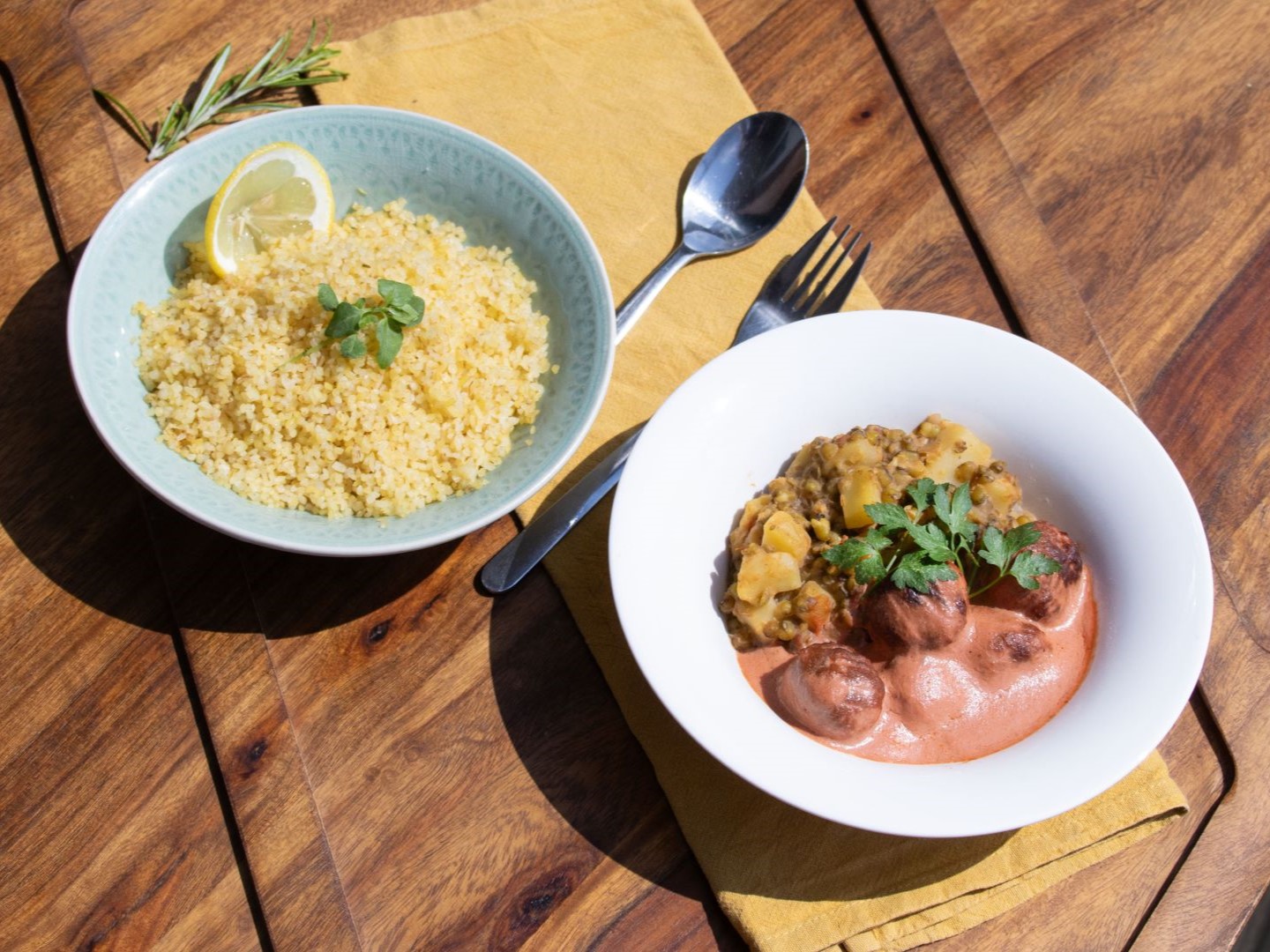 Mungbonensaus met bulgur en balletjes