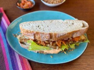 Broodje gerookte tofu met kimchi