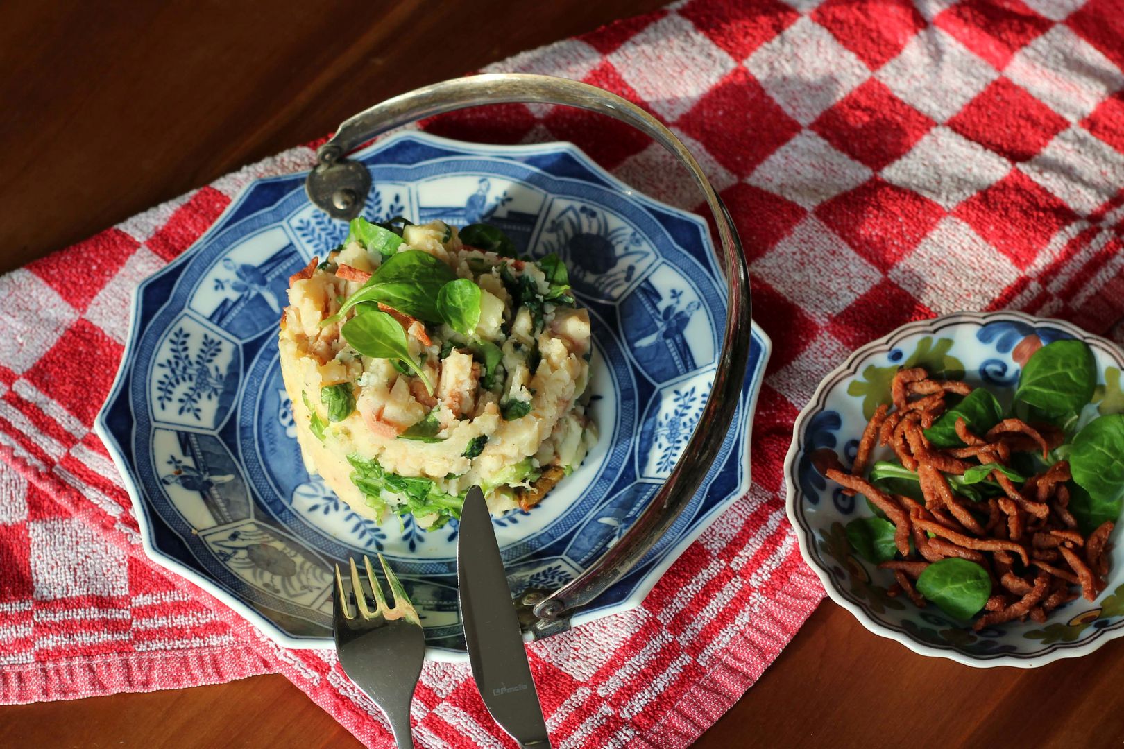 Knolselderij-appelstamppot met vegan spekjes