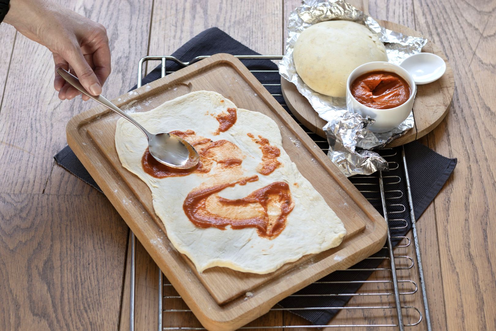 Pizzadeeg en tomatensaus